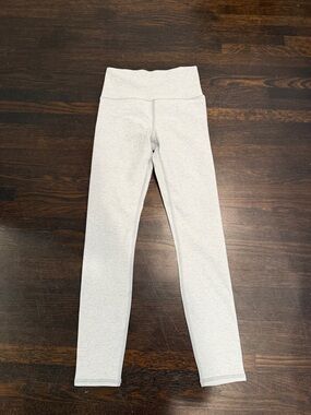 Vuori High-Waist Leggings in Light Gray